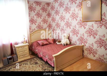 Spielzeug auf einem Bett in einem modernen Schlafzimmer Stockfoto