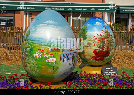 Kroatien-KOPRIVNICA, 20. März 2016: Ausstellung der großen Ostern Eiern "Ei aus dem Herzen" bei Zrinski Quadrat in Koprivnica, Kroatien Stockfoto