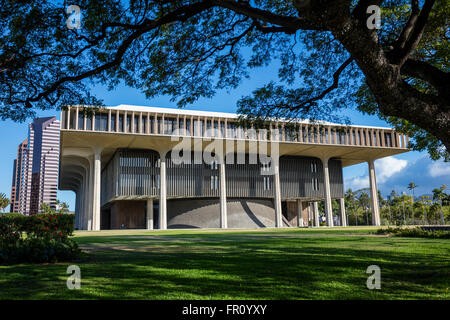 Eine Seitenansicht des Hawaii State Capitol Building und ein Baum in Honolulu, Oahu Stockfoto