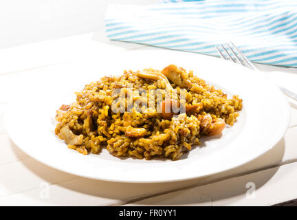 typisch Spanisch-Reis Rezept namens "Paella" durch den Empfänger in dem es gekocht wird. In diesem Fall hat das Rezept Meeresfrüchte Stockfoto