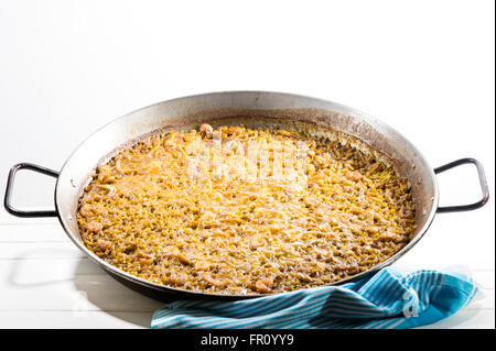 typisch Spanisch Reis Rezept Paella genannt, wegen der Empfänger in dem es gekocht wird. In diesem Fall hat das Rezept Meeresfrüchte Stockfoto