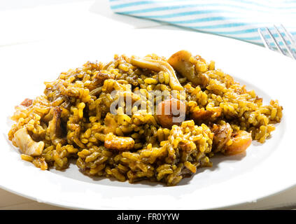 typisch Spanisch Reis Rezept Paella genannt, wegen der Empfänger in dem es gekocht wird. In diesem Fall hat das Rezept Meeresfrüchte Stockfoto