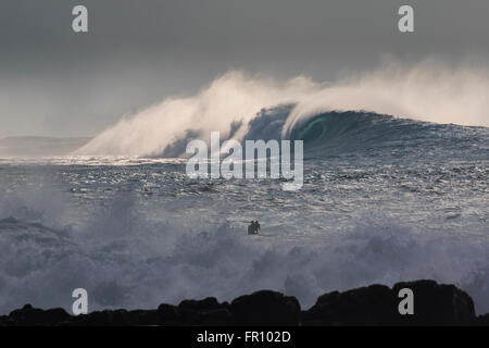 Ein Blick auf eine große Welle gegenüber Waimea Bay bei einem großen Wellengang an der North Shore. Stockfoto