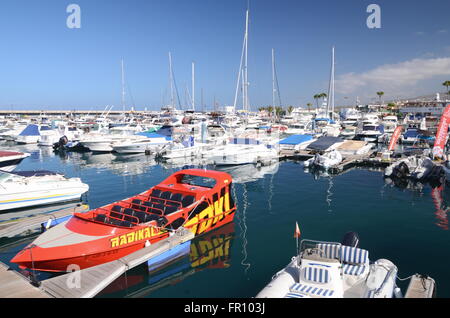 Boote und Yachten in Puerto Colon-Yacht-Club. Costa Adeje ist ein Urlaubsort im Süden der Insel Teneriffa. Stockfoto