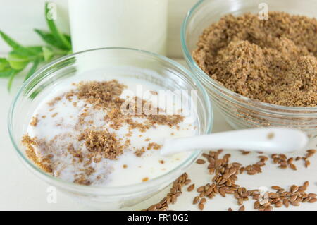 Geerdete Leinsamen mit Milch in einer Schüssel Stockfoto