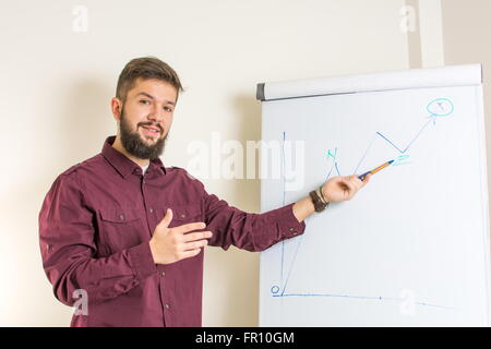 Junge bärtige Mann durch das Flipchart präsentieren Stockfoto