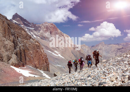 Gruppe von Bergsteiger Wandern auf einsamen felsigen Gelände Stockfoto