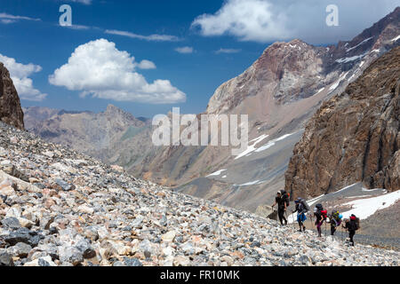 Gruppe von Wanderern, Wandern auf einsamen felsigen Gelände Stockfoto