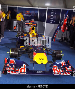 Kiew, UKRAINE - 19. Mai 2012: Red Bull RB7 Rennwagen in der Grube bei Red Bull Champions Parade auf den Straßen von Kiew Stockfoto