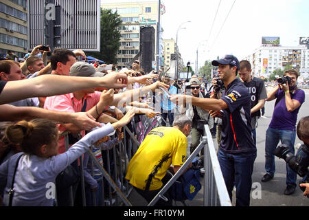 Kiew, UKRAINE - 19. Mai 2012: Formel1-Pilot Daniel Ricciardo von Red Bull Racing Team Autogramme bei Red Bull Champio Stockfoto