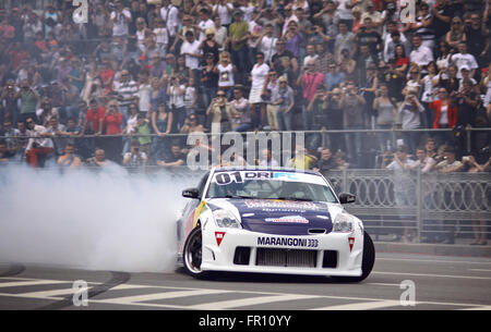 Kiew, UKRAINE - 19. Mai 2012: Ukrainische Drift-Champion Alex Grinchuk fährt die Nissan 350Z während Red Bull Champions Parade Stockfoto