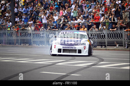 Kiew, UKRAINE - 19. Mai 2012: Ukrainische Drift-Champion Alex Grinchuk fährt die Nissan 350Z während Red Bull Champions Parade Stockfoto