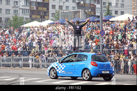 Kiew, UKRAINE - 19. Mai 2012: Unbekannter Treiber führt bei Renault Clio während der Red-Bull-Champions-Parade auf den Straßen von Kiew Stockfoto