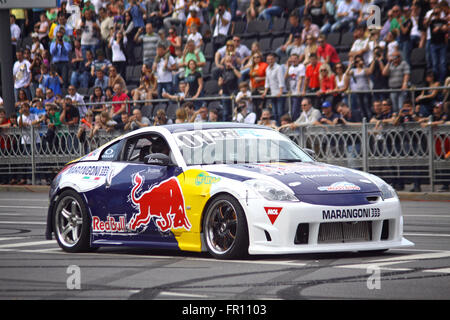 Kiew, UKRAINE - 19. Mai 2012: Ukrainische Drift-Champion Alex Grinchuk fährt die Nissan 350Z während Red Bull Champions Parade Stockfoto