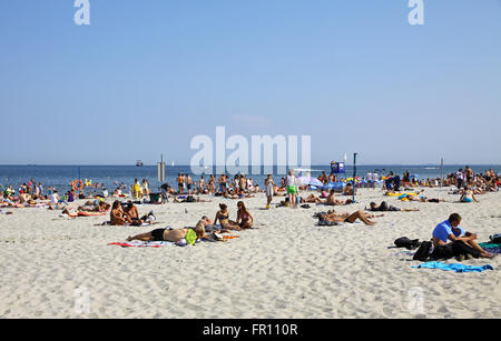 Überfüllten städtischen Strand in Gdynia, Ostsee, Polen Stockfoto