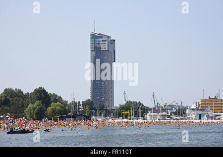 Überfüllten städtischen Strand in Gdynia, Ostsee, Polen Stockfoto