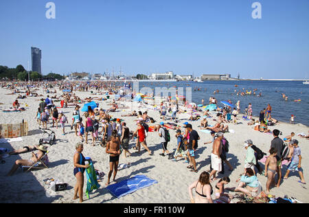 Überfüllten städtischen Strand in Gdynia, Ostsee, Polen Stockfoto