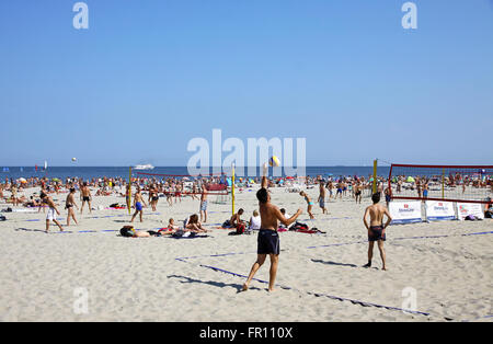 Überfüllten städtischen Strand in Gdynia, Ostsee, Polen Stockfoto
