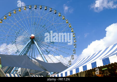 Das Riesenrad an der Texas State Fair ist natürlich absolut riesig-da alles in Texas, Dallas, TX ist. Stockfoto