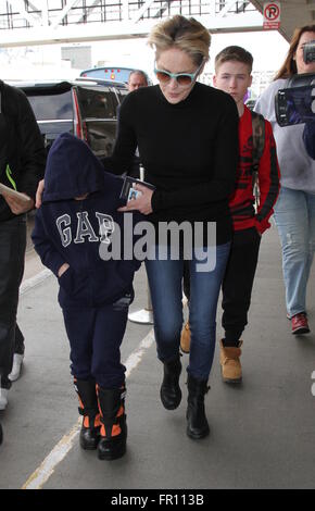 Sharon Stone kommt auf einem Flug zum Los Angeles International Airport (LAX) mit ihren Söhnen Featuring: Sharon Stone, Roan Joseph Bronstein, Quinn Kelly Stone, Laird Vonne Stein wo: Los Angeles, California, Vereinigte Staaten von Amerika bei: 18. Februar 2016 Stockfoto