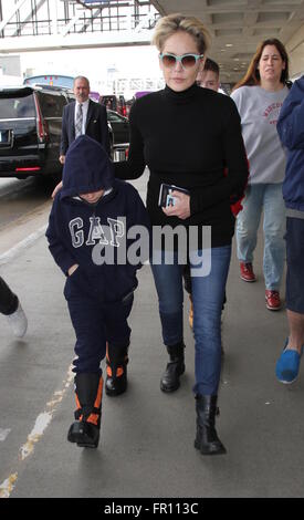 Sharon Stone kommt auf einem Flug zum Los Angeles International Airport (LAX) mit ihren Söhnen Featuring: Sharon Stone, Roan Joseph Bronstein, Quinn Kelly Stone, Laird Vonne Stein wo: Los Angeles, California, Vereinigte Staaten von Amerika bei: 18. Februar 2016 Stockfoto