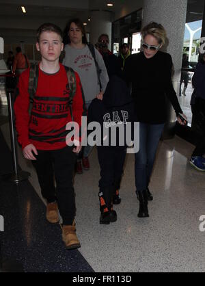 Sharon Stone kommt auf einem Flug zum Los Angeles International Airport (LAX) mit ihren Söhnen Featuring: Sharon Stone, Roan Joseph Bronstein, Quinn Kelly Stone, Laird Vonne Stein wo: Los Angeles, California, Vereinigte Staaten von Amerika bei: 18. Februar 2016 Stockfoto