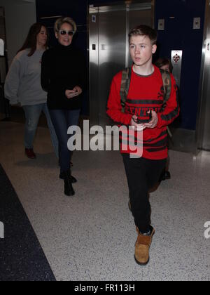 Sharon Stone kommt auf einem Flug zum Los Angeles International Airport (LAX) mit ihren Söhnen Featuring: Sharon Stone, Roan Joseph Bronstein, Quinn Kelly Stone, Laird Vonne Stein wo: Los Angeles, California, Vereinigte Staaten von Amerika bei: 18. Februar 2016 Stockfoto