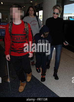 Sharon Stone kommt auf einem Flug zum Los Angeles International Airport (LAX) mit ihren Söhnen Featuring: Sharon Stone, Roan Joseph Bronstein, Quinn Kelly Stone, Laird Vonne Stein wo: Los Angeles, California, Vereinigte Staaten von Amerika bei: 18. Februar 2016 Stockfoto