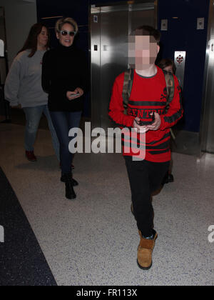 Sharon Stone kommt auf einem Flug zum Los Angeles International Airport (LAX) mit ihren Söhnen Featuring: Sharon Stone, Roan Joseph Bronstein, Quinn Kelly Stone, Laird Vonne Stein wo: Los Angeles, California, Vereinigte Staaten von Amerika bei: 18. Februar 2016 Stockfoto