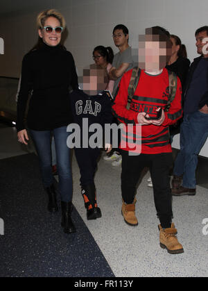 Sharon Stone kommt auf einem Flug zum Los Angeles International Airport (LAX) mit ihren Söhnen Featuring: Sharon Stone, Roan Joseph Bronstein, Quinn Kelly Stone, Laird Vonne Stein wo: Los Angeles, California, Vereinigte Staaten von Amerika bei: 18. Februar 2016 Stockfoto