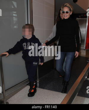 Sharon Stone kommt auf einem Flug zum Los Angeles International Airport (LAX) mit ihren Söhnen Featuring: Sharon Stone, Roan Joseph Bronstein, Quinn Kelly Stone, Laird Vonne Stein wo: Los Angeles, California, Vereinigte Staaten von Amerika bei: 18. Februar 2016 Stockfoto