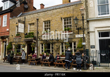 Menschen saßen vor den zwei Brauereien Pub an der Park Street in Windsor Stockfoto