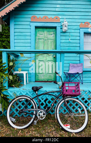 Florida St. Saint Pete Petersburg Beach, Gulfport, Beach Boulevard South, Ferienhaus, Haus Häuser Häuser Residenz, Fahrrad, Radfahren, Reiten, Radfahren, Fahrer Stockfoto