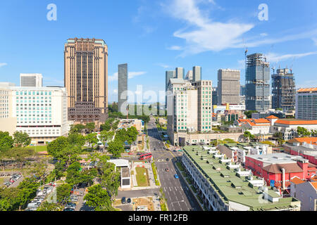 Bau von Wolkenkratzern in Bugis Streety Einkaufsviertel in Singapur tagsüber Stockfoto