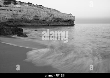 Strand-Szene während der Dämmerung in Albandeira. Lagoa, Algarve, Portugal Stockfoto