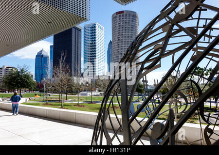 Tampa, Florida, Waterfront Arts District, Tampa Museum of Art, Curtis Hixon Waterfront Park, Skyline der Stadt, Wolkenkratzer, Gebäude, Skulptur, Jaume Plensa, FL16 Stockfoto