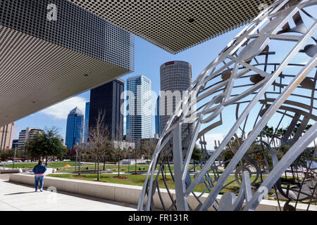 Tampa, Florida, Waterfront Arts District, Tampa Museum of Art, Curtis Hixon Waterfront Park, Skyline der Stadt, Wolkenkratzer, Gebäude, Skulptur, Jaume P Stockfoto