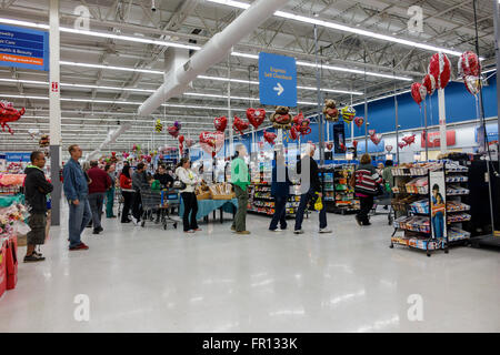 Florida New Port Richey, Walmart, Discounter Kaufhaus, innen, Shopping Shopper Shopper Shop Geschäfte Markt Märkte Markt Kauf Selli Stockfoto