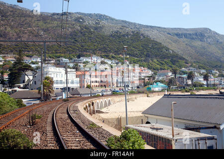 Kalk Bay Bahngleisen und Nachbarschaft - Kalk Bay - Western Cape - Südafrika Stockfoto