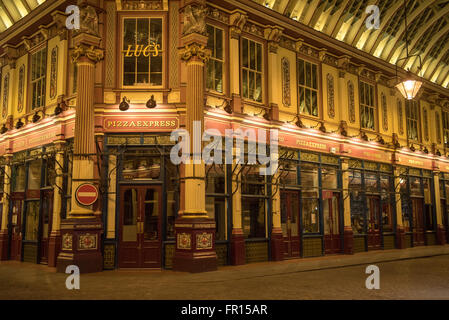 Leadenhall Market viktorianischen Gusseisen Einkaufspassage in der Nacht in London Stockfoto