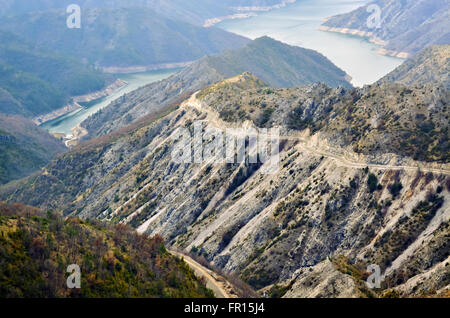 Canyon von einem Gebirgsfluss und herrliche Aussicht von der Spitze des Hügels Stockfoto