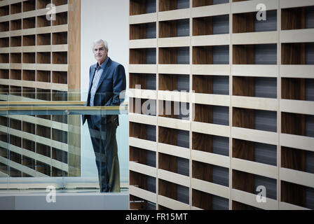 Porträt Ernst Kaufmann stehend auf Gehweg in modernen Büro Stockfoto