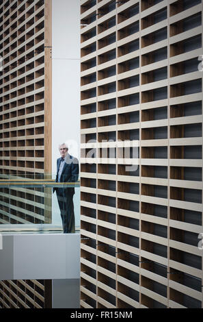 Porträt senior Geschäftsmann auf Gehweg in modernen Büro Stockfoto