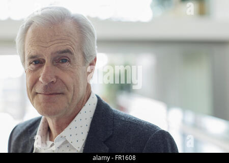 Nahaufnahme Hochformat zuversichtlich senior Geschäftsmann Stockfoto