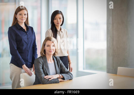 Porträt zuversichtlich Unternehmerinnen im Konferenzraum Stockfoto