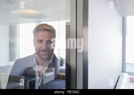 Porträt zuversichtlich Geschäftsmann am Fenster im Konferenzraum Stockfoto