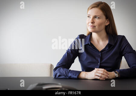 Nachdenklich Geschäftsfrau Wegschauen am Konferenztisch Stockfoto