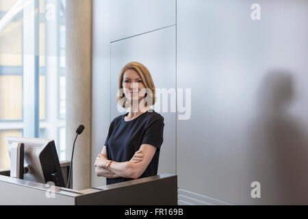 Porträt zuversichtlich Geschäftsfrau im Konferenz-Raum-podium Stockfoto