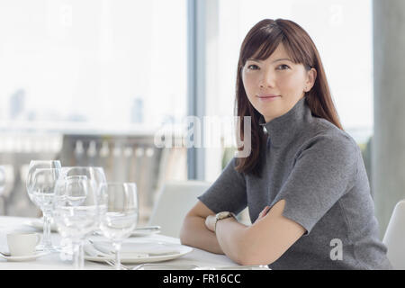 Porträt lächelnd Geschäftsfrau am Tisch im restaurant Stockfoto