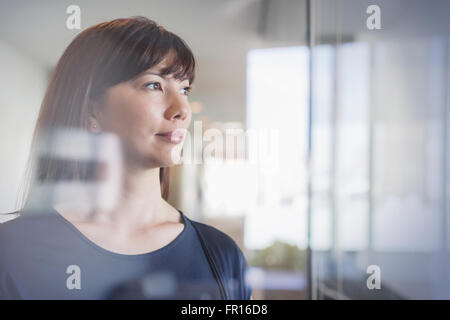 Nachdenklich Geschäftsfrau aus Fenster Stockfoto